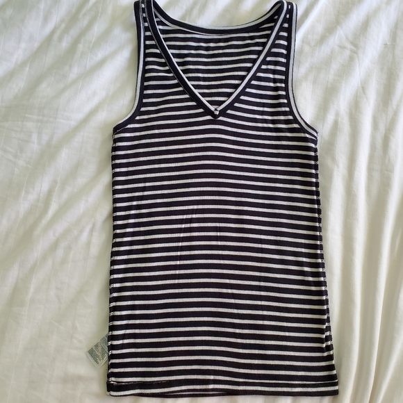 Old Navy Slim Fit Tank Medium - Picture 3 of 6